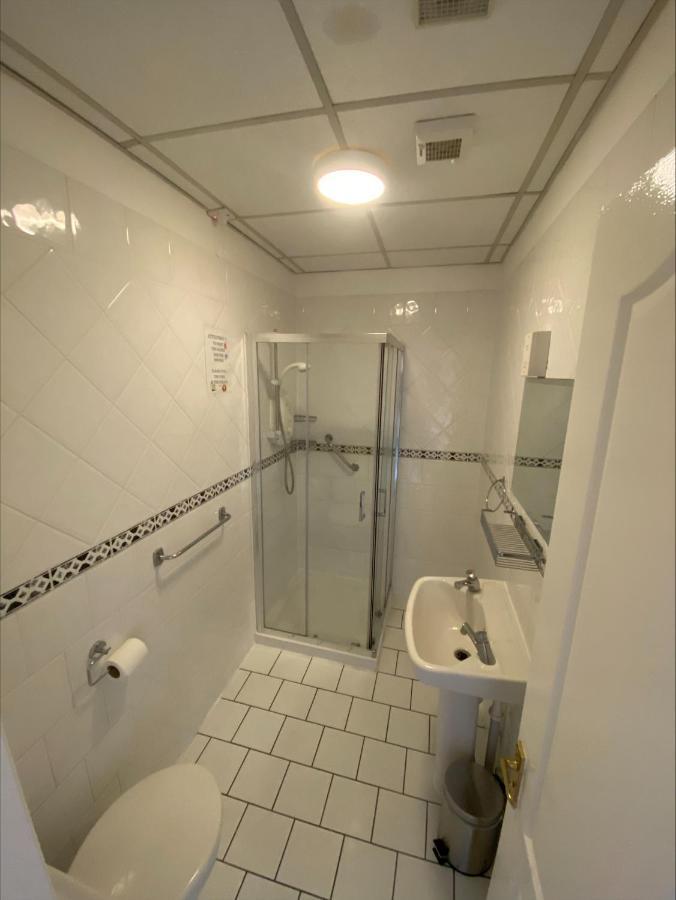 Tweepersoonskamer met 2 Aparte Bedden en Douche