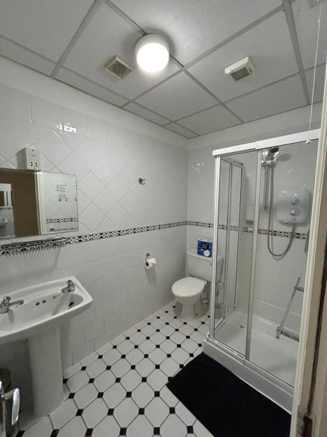 Tweepersoonskamer met 2 Aparte Bedden en Gedeelde Badkamer
